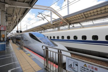 Shinkansen tren istasyonunda Okayama durdurma 
