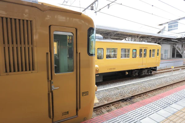 Пригородный Поезд Западно Японской Железнодорожной Компании — стоковое фото