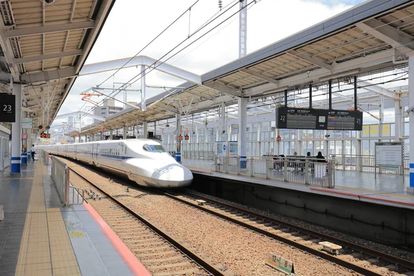 Shinkansen tren istasyonunda Okayama durdurma 
