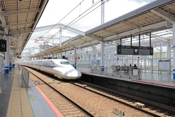 Treno Shinkansen Che Ferma Alla Stazione Okayama — Foto Stock