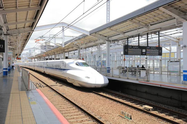 Shinkansen tren istasyonunda Okayama durdurma 