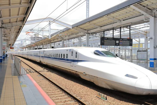 Shinkansen tren istasyonunda Okayama durdurma 