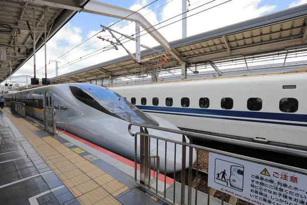 Поезд Синкансэн Останавливается Станции Окаяма — стоковое фото
