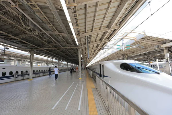 Поезд Синкансэн Останавливается Станции Осака — стоковое фото