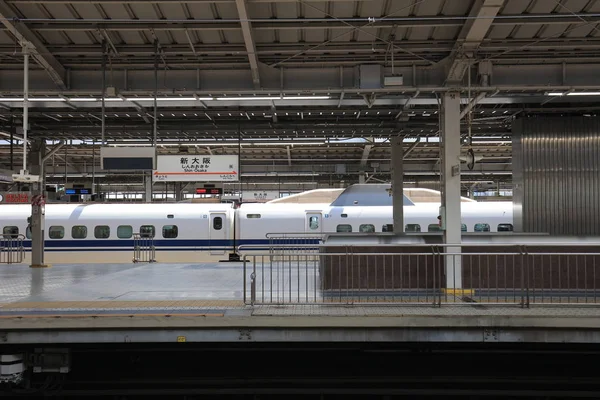 Ett Shinkansen Tåg Som Stannar Vid Stationen Osaka — Stockfoto