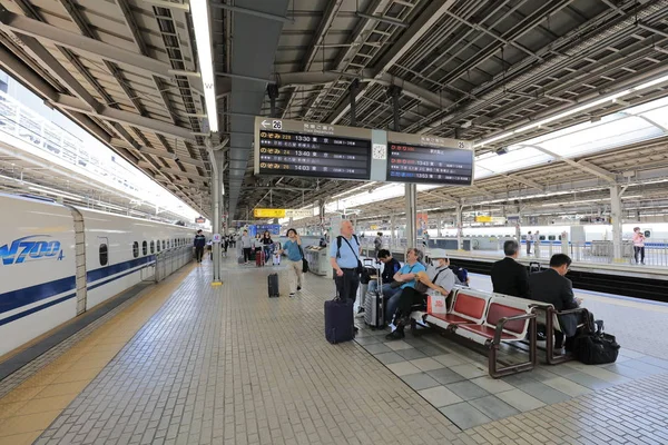 Treno Shinkansen Che Ferma Alla Stazione Osaka — Foto Stock