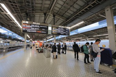 bir Shinkansen shin osaka istasyonunda tren