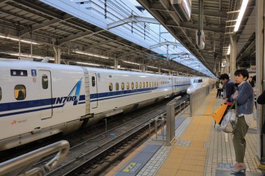 bir Shinkansen shin osaka istasyonunda tren