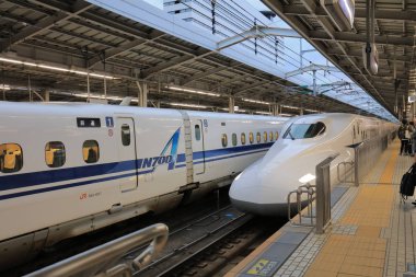 bir Shinkansen shin osaka istasyonunda tren
