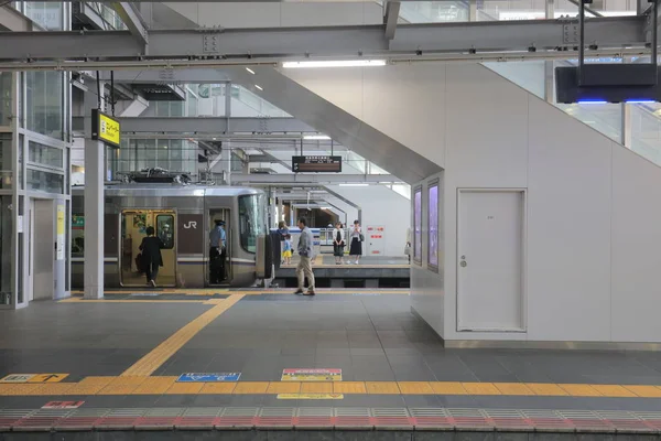 大阪環状線の電車の窓から見る — ストック写真