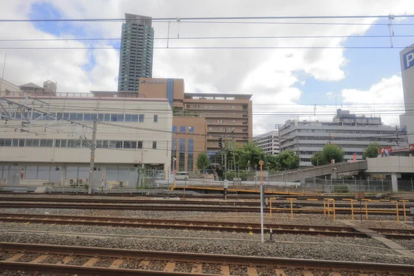 大阪環状線の電車の窓から見る — ストック写真