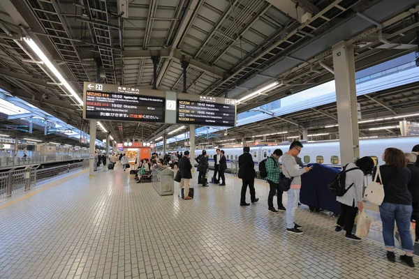 bir Shinkansen shin osaka istasyonunda tren
