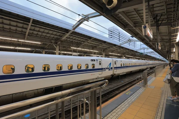 Bir Shinkansen Shin Osaka Istasyonunda Tren — Stok fotoğraf