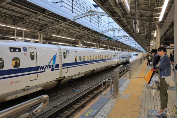 Bir Shinkansen Shin Osaka Istasyonunda Tren — Stok fotoğraf