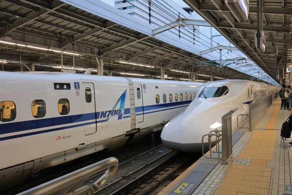bir Shinkansen shin osaka istasyonunda tren