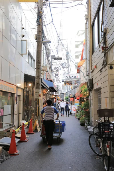 Sennichimae Doguyasuji Arcade alışveriş dükkanında insanlar. 