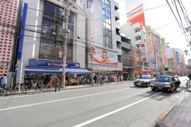 Denden Town Nipponbashi cadde boyunca alandır. 