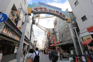 Sennichimae Doguyasuji Arcade alışveriş dükkanında insanlar. 