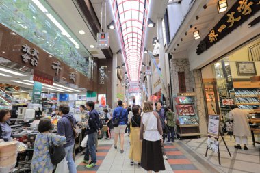 Sennichimae Doguyasuji Arcade alışveriş dükkanında insanlar. 
