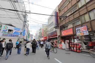 Denden Town Nipponbashi cadde boyunca alandır. 