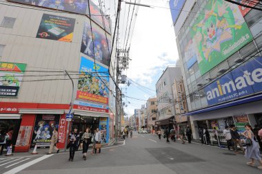 Denden Town Nipponbashi cadde boyunca alandır. 