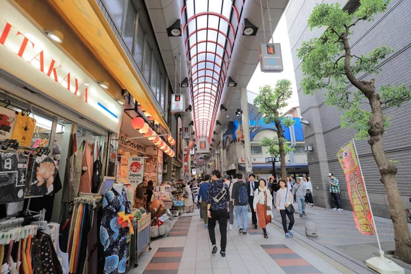 Sennichimae Doguyasuji Arcade alışveriş dükkanında insanlar. 