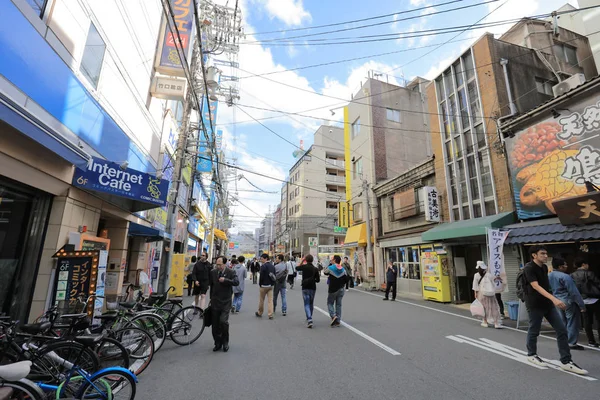 Denden Town Nipponbashi cadde boyunca alandır. 