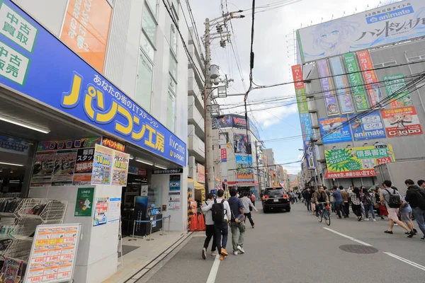 Denden Town Nipponbashi cadde boyunca alandır. 