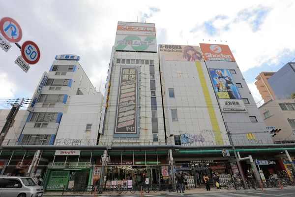 Denden Town Nipponbashi cadde boyunca alandır. 