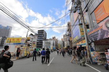 Denden Town Nipponbashi cadde boyunca alandır. 