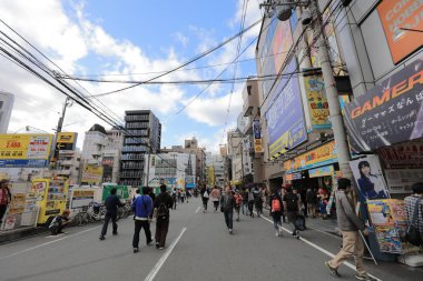 Denden Town Nipponbashi cadde boyunca alandır. 