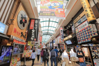 Sennichimae Doguyasuji Arcade alışveriş dükkanında insanlar. 