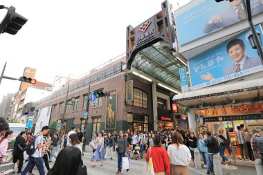 arcade Shinsaibashi alışveriş insanlar dükkanında.