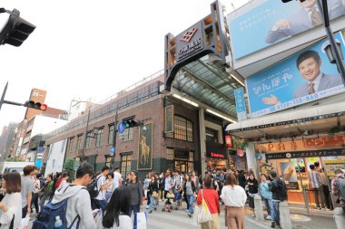 arcade Shinsaibashi alışveriş insanlar dükkanında.