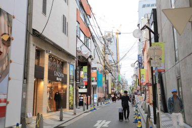 arcade Shinsaibashi alışveriş insanlar dükkanında.