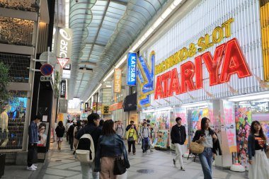 arcade Shinsaibashi alışveriş insanlar dükkanında.