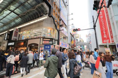 arcade Shinsaibashi alışveriş insanlar dükkanında.