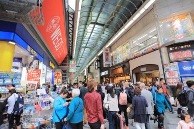 arcade Shinsaibashi alışveriş insanlar dükkanında.