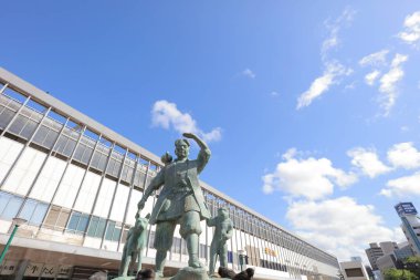 Momotaro ve onun arkadaş yazı tipini İstasyonu heykeli