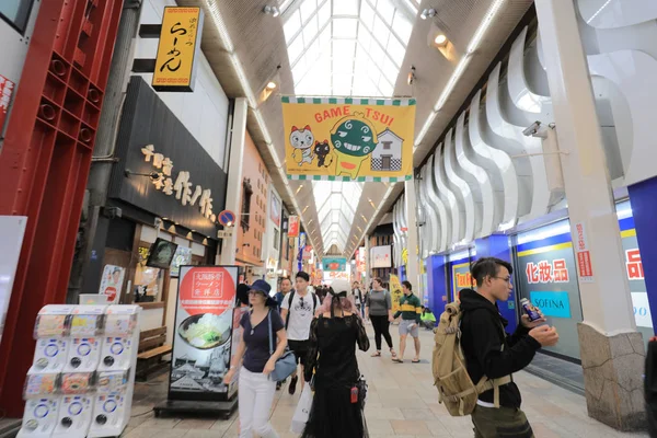 Sennichimae Doguyasuji Arcade alışveriş dükkanında insanlar. 