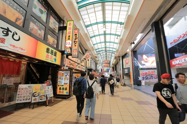 Sennichimae Doguyasuji Arcade alışveriş dükkanında insanlar. 