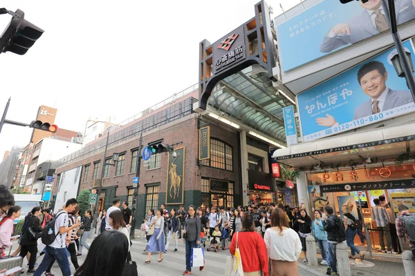 arcade Shinsaibashi alışveriş insanlar dükkanında.