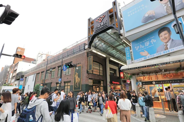 arcade Shinsaibashi alışveriş insanlar dükkanında.