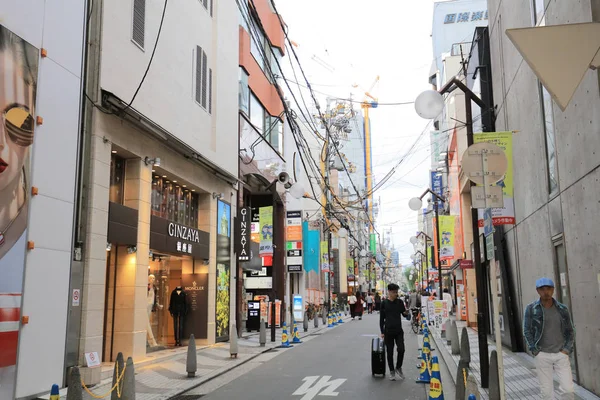 arcade Shinsaibashi alışveriş insanlar dükkanında.