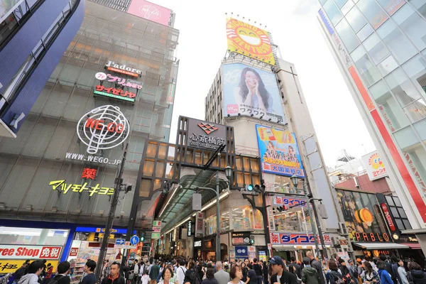 心斎橋商店街で人々 — ストック写真