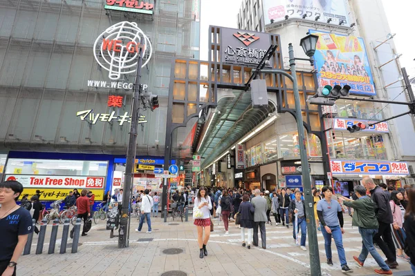 arcade Shinsaibashi alışveriş insanlar dükkanında.