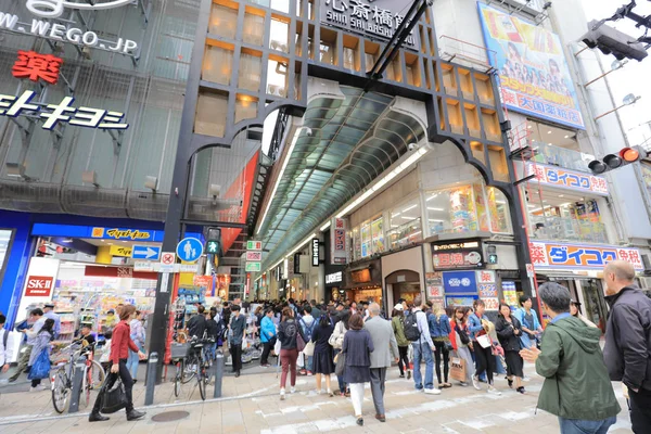 arcade Shinsaibashi alışveriş insanlar dükkanında.