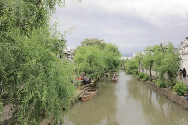 倉敷川に沿って歴史的なクルーズ — ストック写真