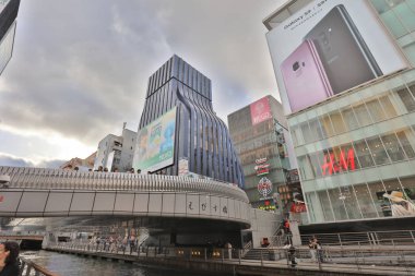 TS eksantrik atmosferi ve büyük ışıklı tabelalar