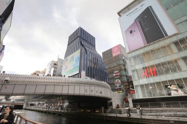 TS eksantrik atmosferi ve büyük ışıklı tabelalar